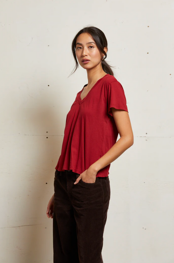 Hendrix Lightweight Cotton Boxy V-Neck Tee in Maple - Romantiques