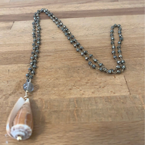 Cone shell on black beaded chain - Romantiques