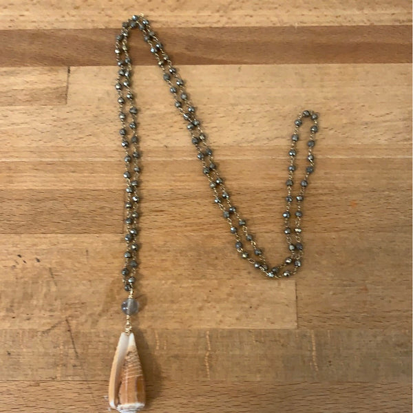 Cone shell on black beaded chain - Romantiques
