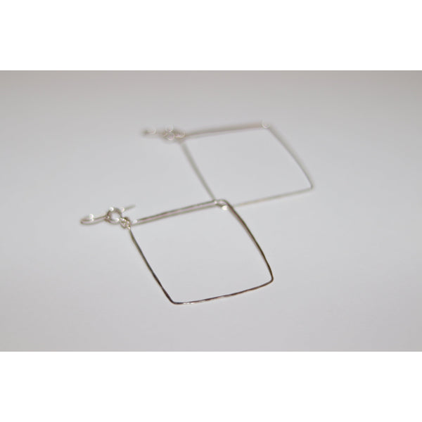 Small Hammered Diamond Shaped Earrings in sterling silver - Romantiques
