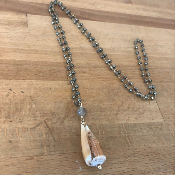Cone shell on black beaded chain - Romantiques